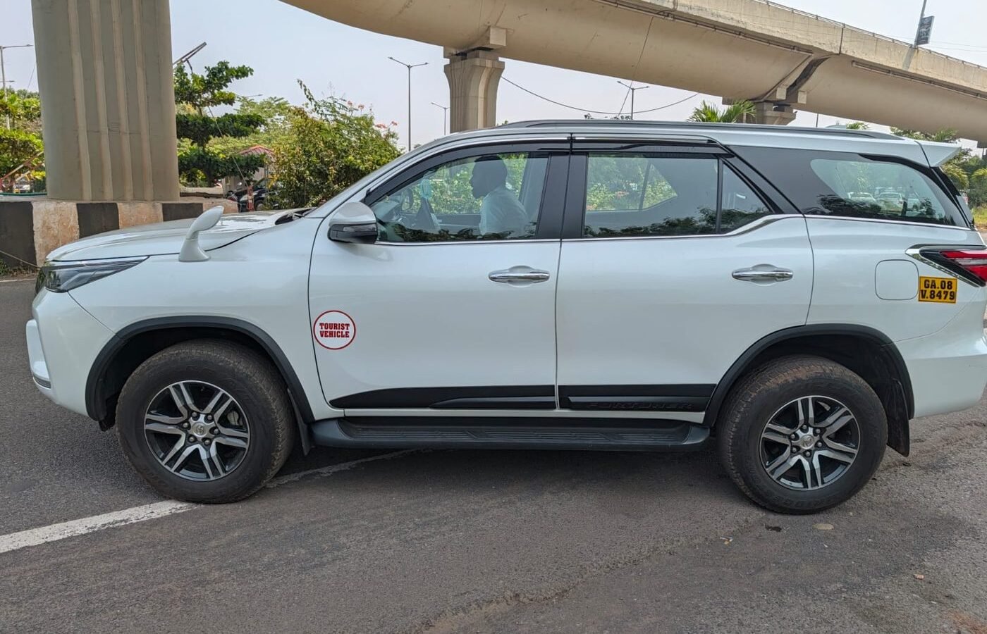 Side view of the white Toyota Fortuner tourist vehicle with Goa yellow number plate